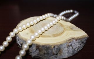 how to tell if a pearl necklace is real