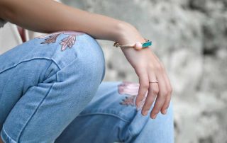 put on small bangle
