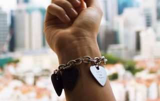 put on tight bracelet